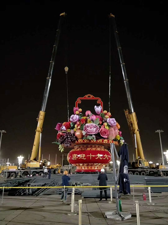 Подъемные краны производства XCMG ассистируют в установке огромной корзины с цветами на площади Тяньаньмэнь