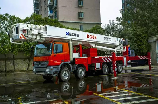 88 м! Для 27 этажных домов! Пожарный автомобиль с подъемной платформой DG88 XCMG впервые демонстрируется в Китае! 