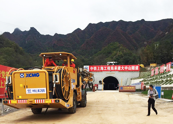 Эффективное и экологически передовое оборудование для обуривания с тримя раками XCMG приступило в строительство железных дорог Мон-хуа
