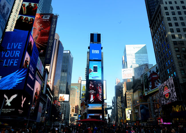 Рекламное видео о Корпорации XCMG показано в Times Square в городе Нью-Йорк